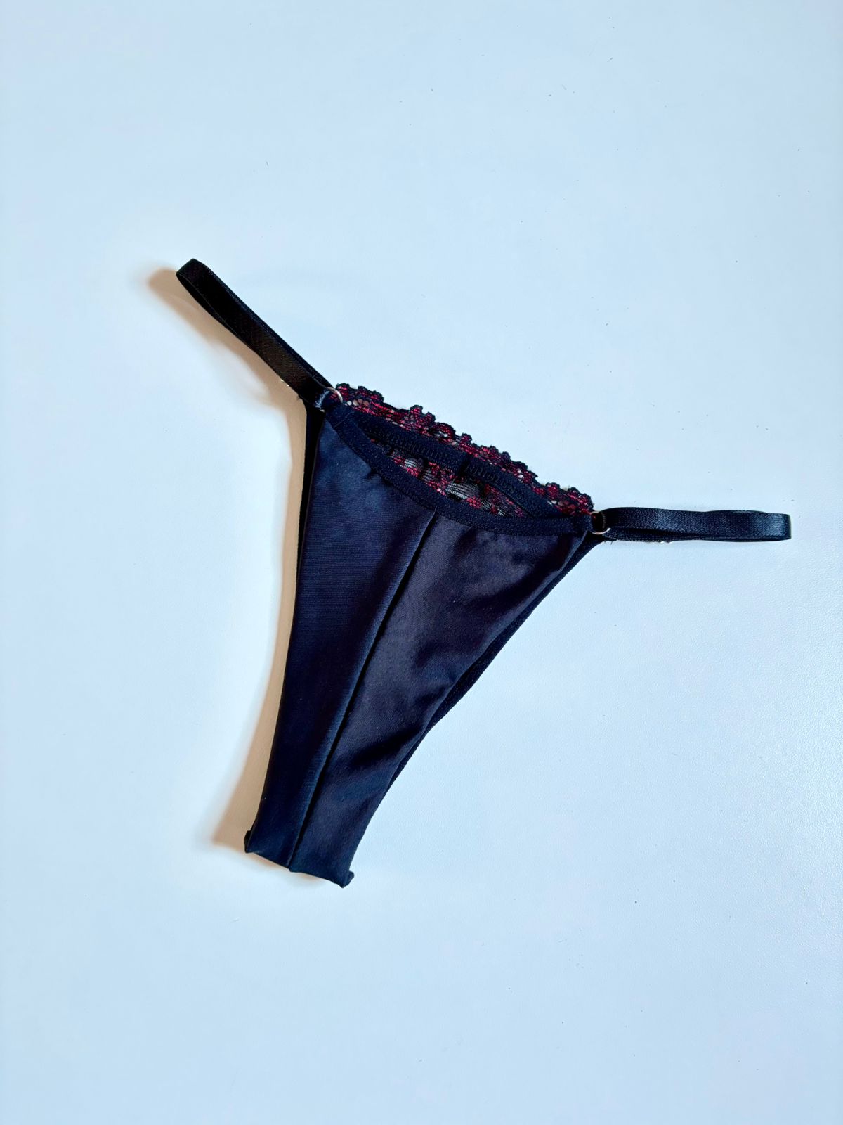 CALCINHA FIO DE REGULAGEM PRETO/VERMELHO