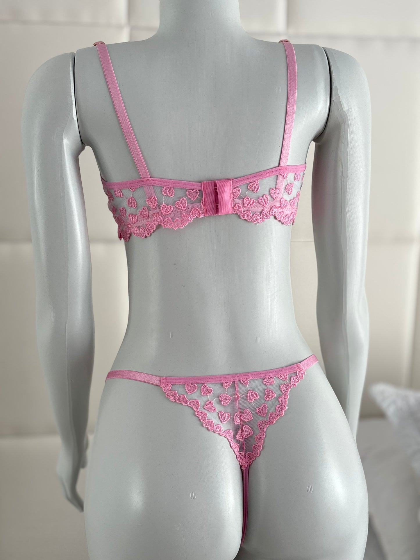 CAMISOLA BRANCO/PINK E CONJUNTO DE LINGERIE CORAÇÕES ROSA