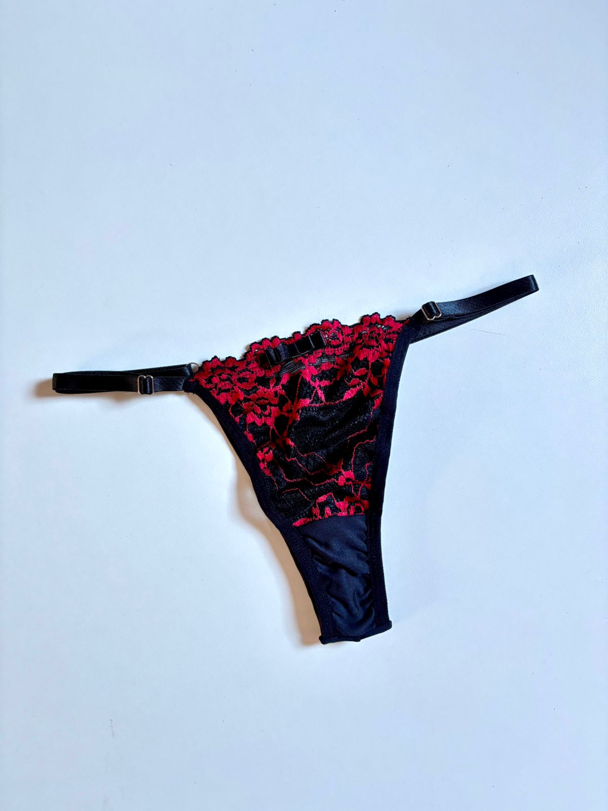 CALCINHA FIO DE REGULAGEM PRETO/VERMELHO