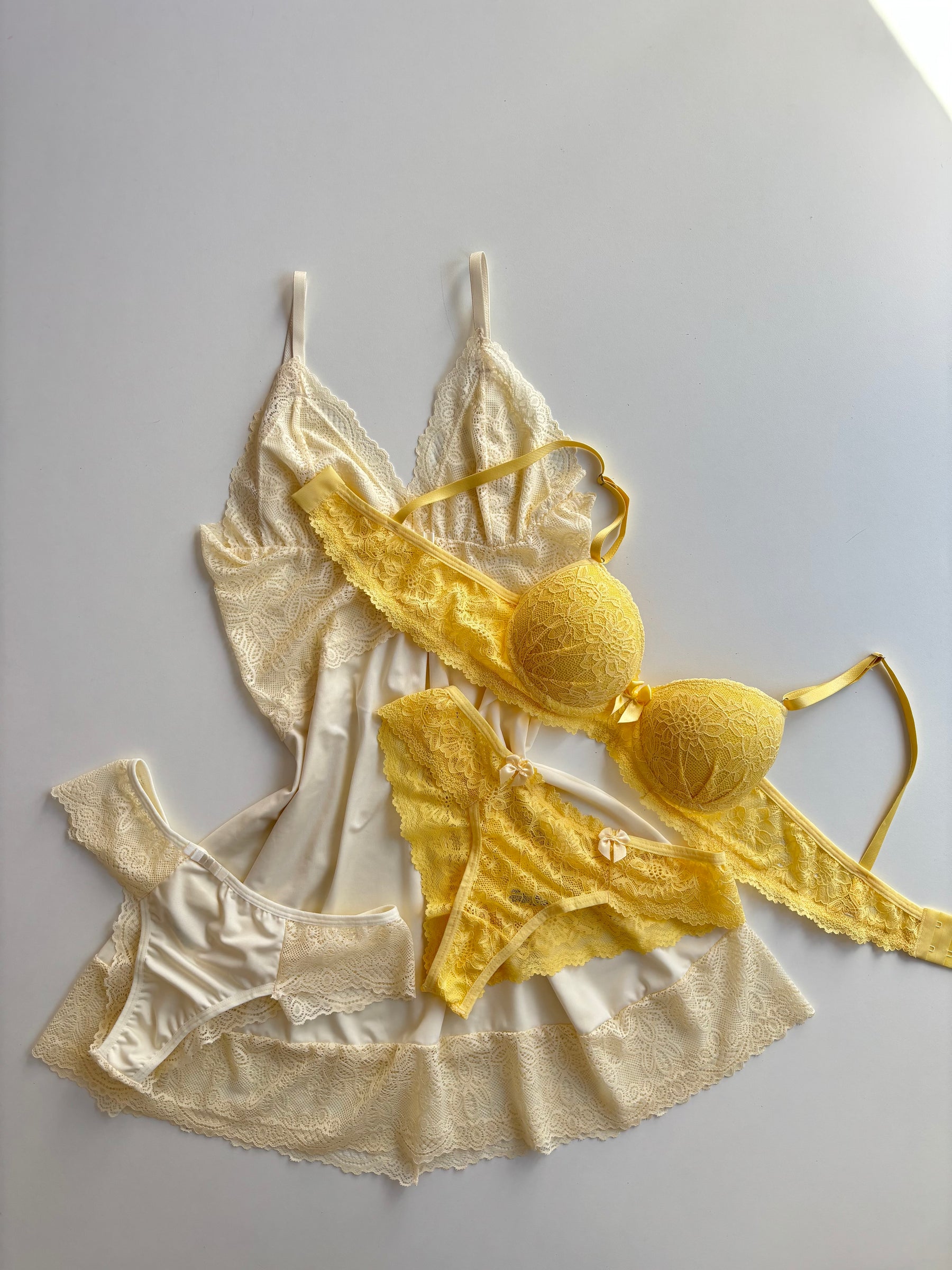 CAMISOLA MARFIM E CONJUNTO DE LINGERIE AMARELO