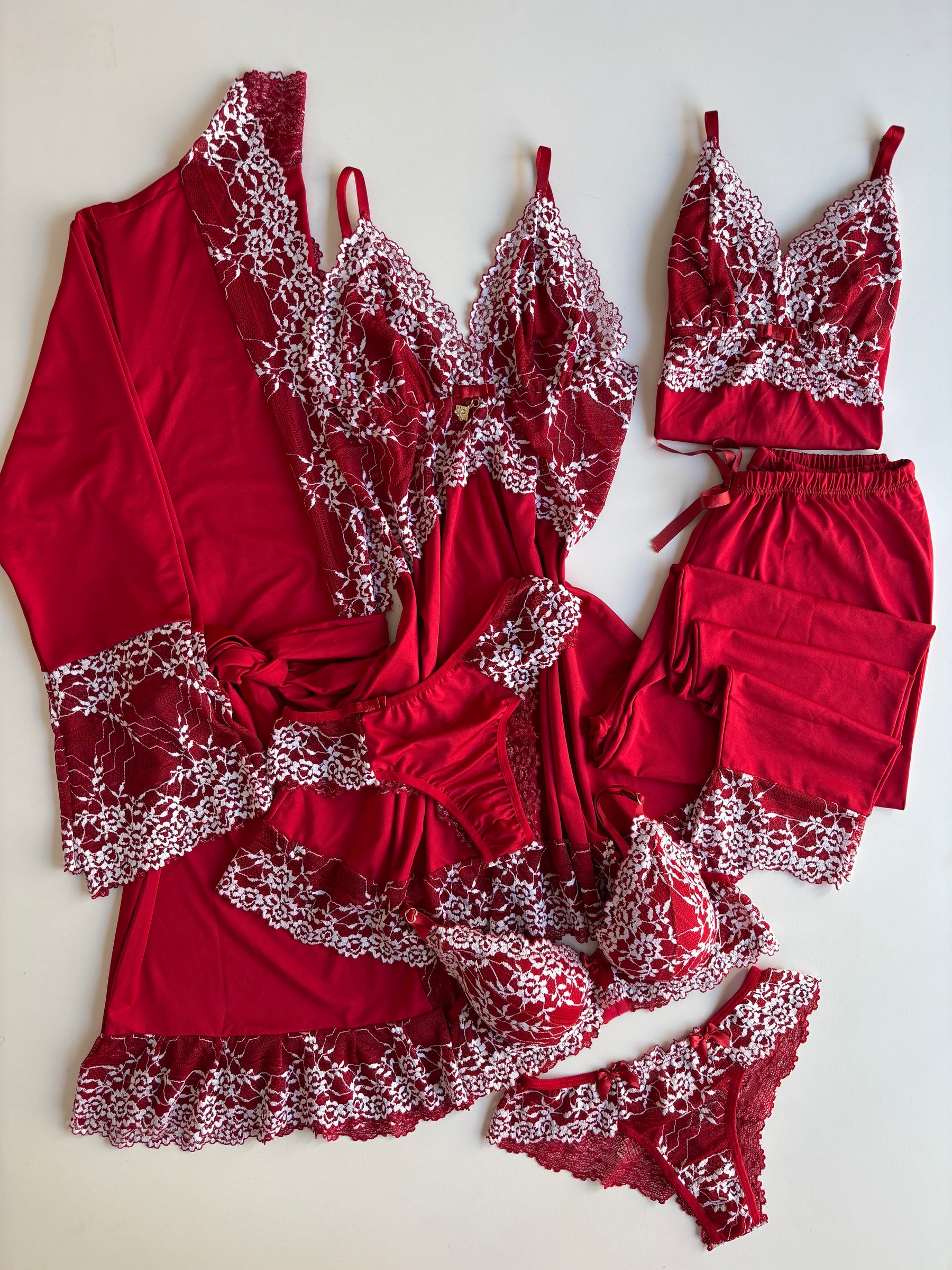 COMBO COMPLETO COM PIJAMA VERMELHO/BRANCO