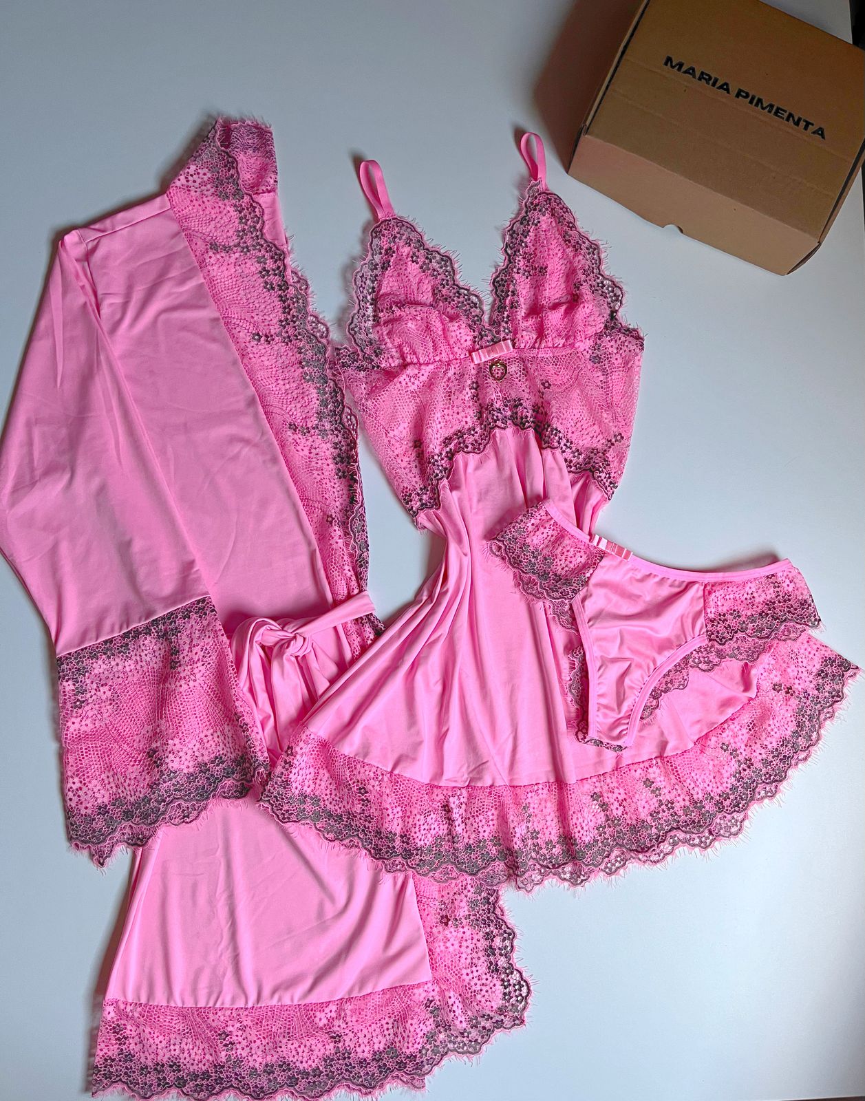 CONJUNTO ROBE CAMISOLA E CALCINHA ROSA/PRETO