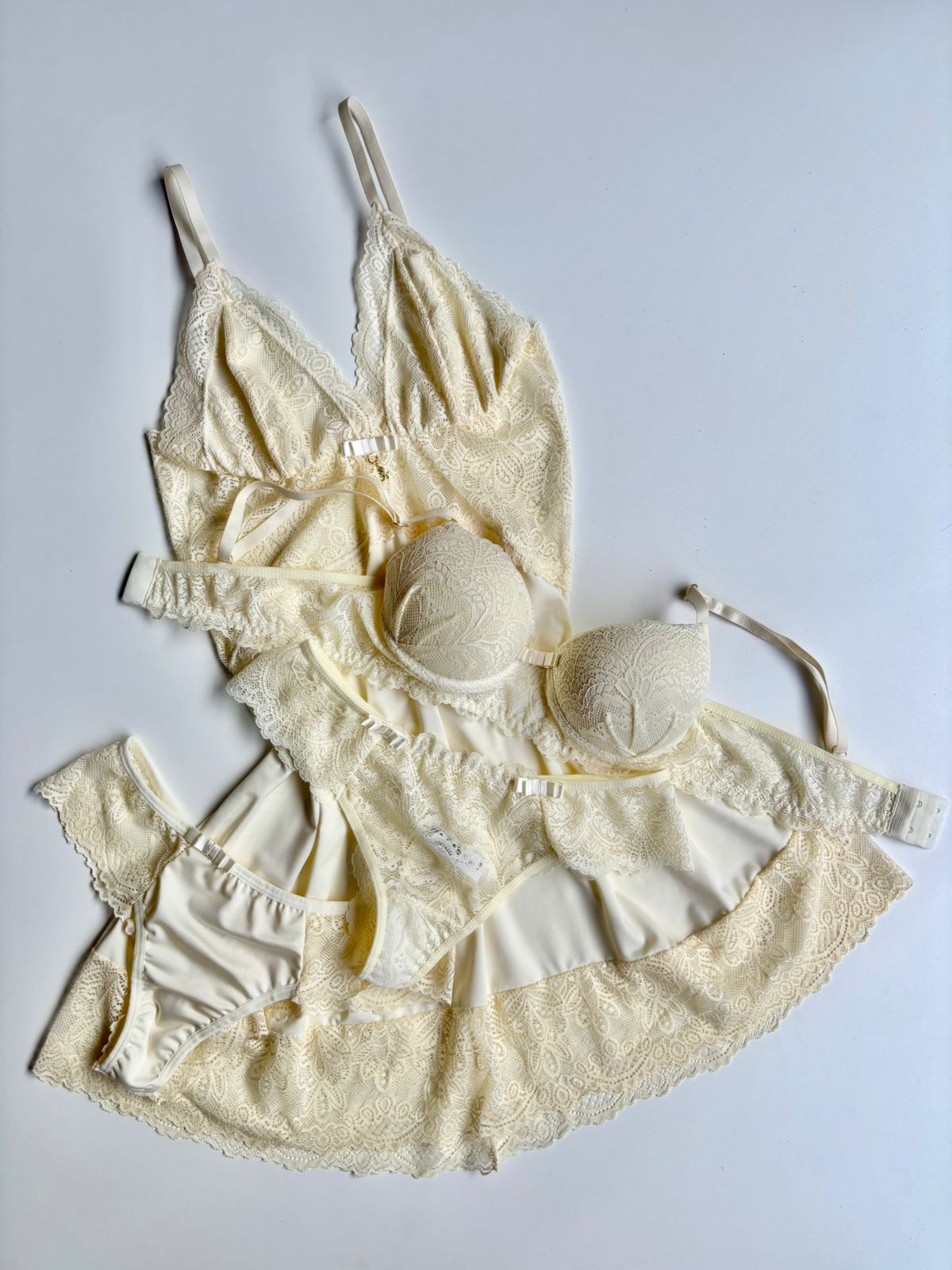 CAMISOLA, CALCINHA E CONJUNTO DE LINGERIE MARFIM