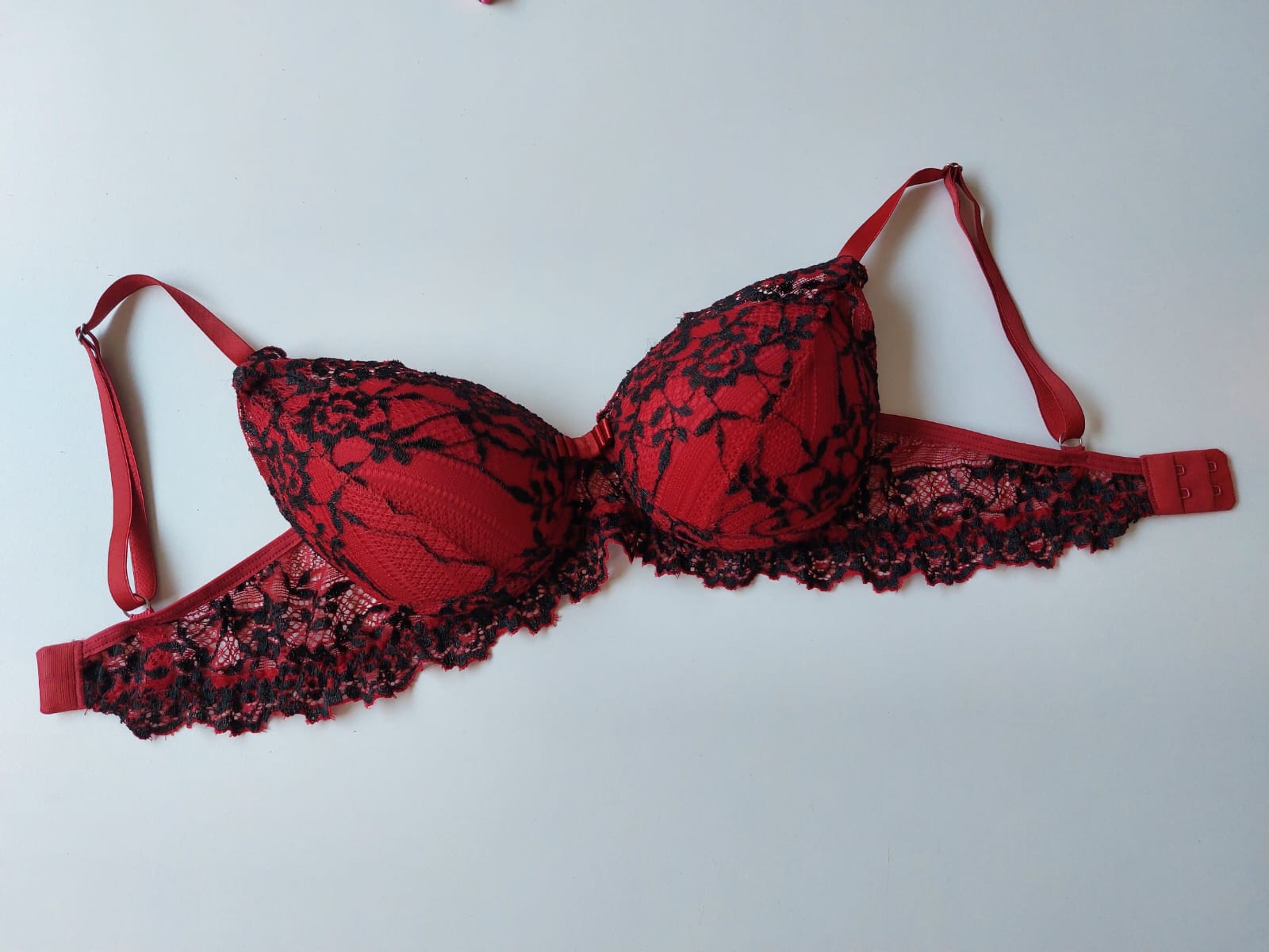 SUTIÃ VERMELHO E PRETO