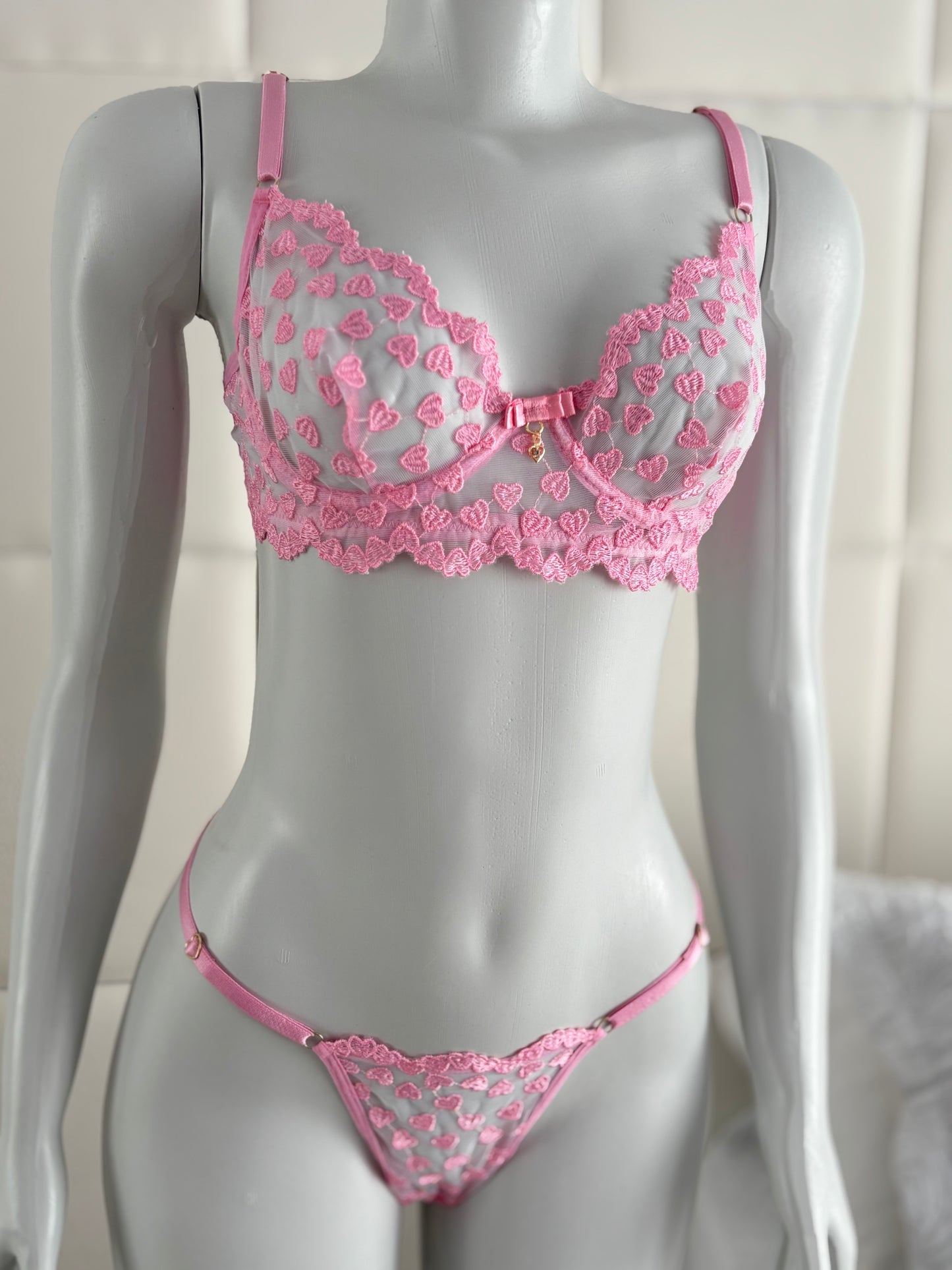CAMISOLA BRANCO/PINK E CONJUNTO DE LINGERIE CORAÇÕES ROSA