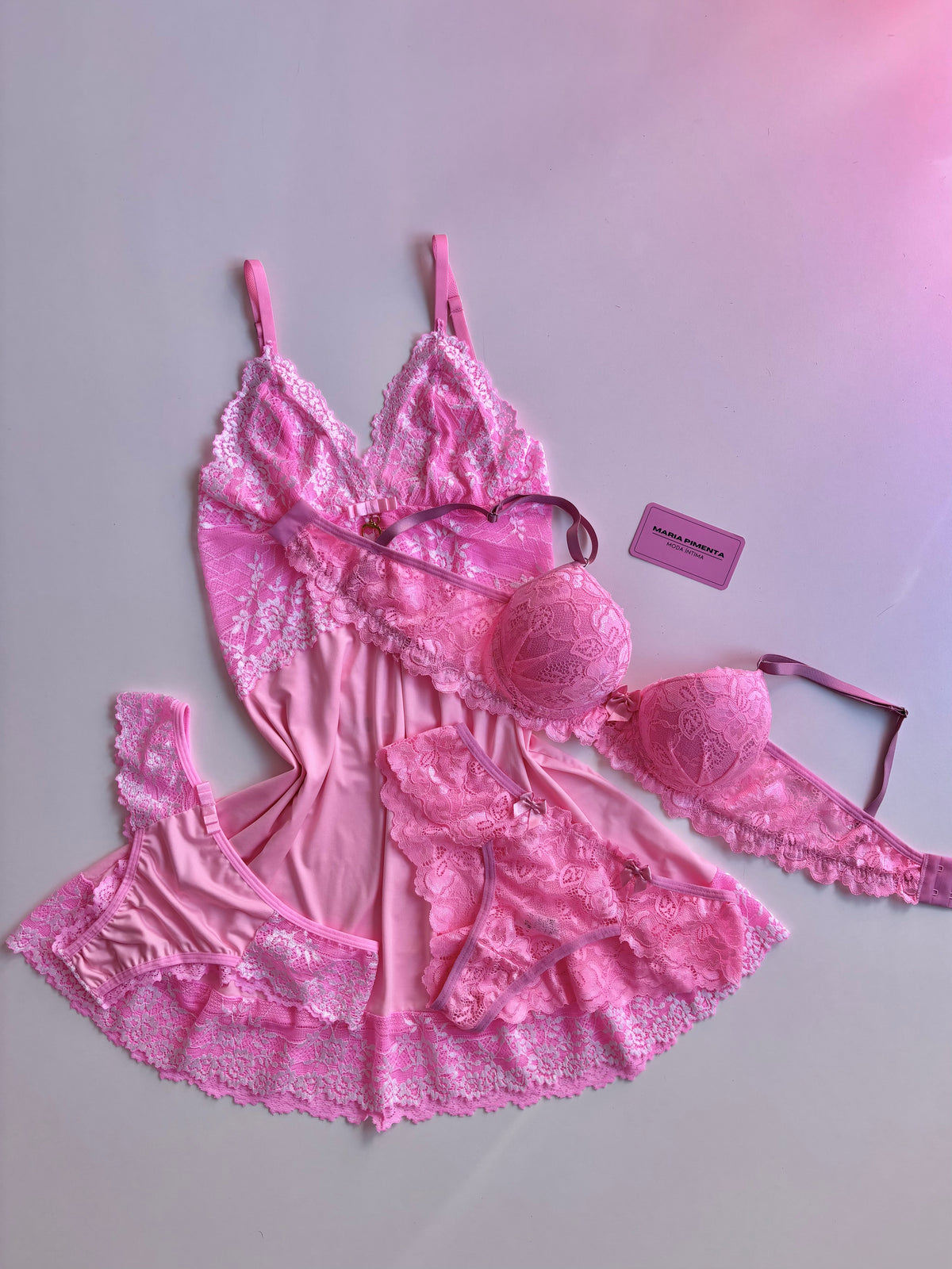 CAMISOLA ROSA/BRANCO E CONJUNTO DE LINGERIE ROSA
