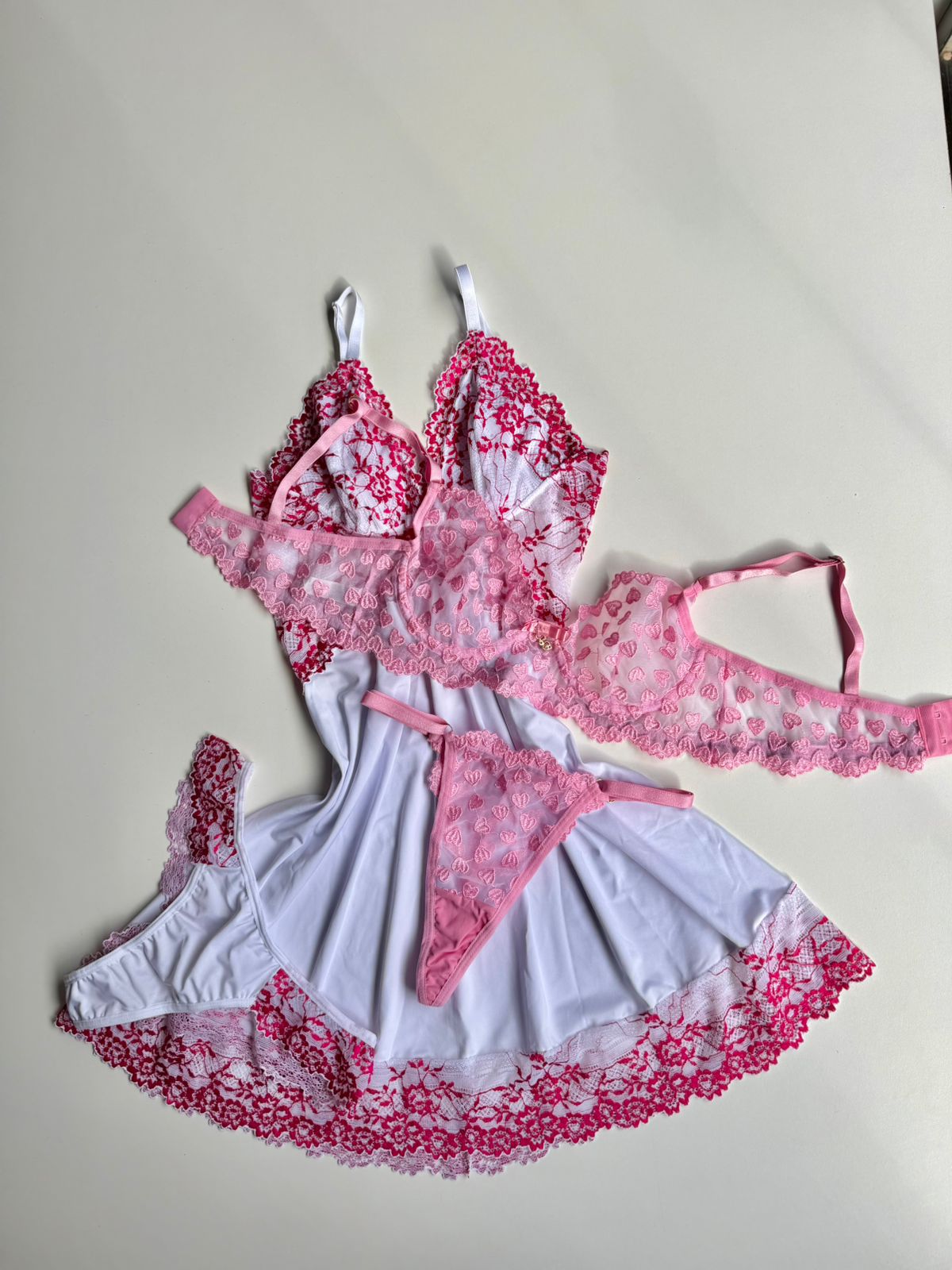 CAMISOLA BRANCO/PINK E CONJUNTO DE LINGERIE CORAÇÕES ROSA