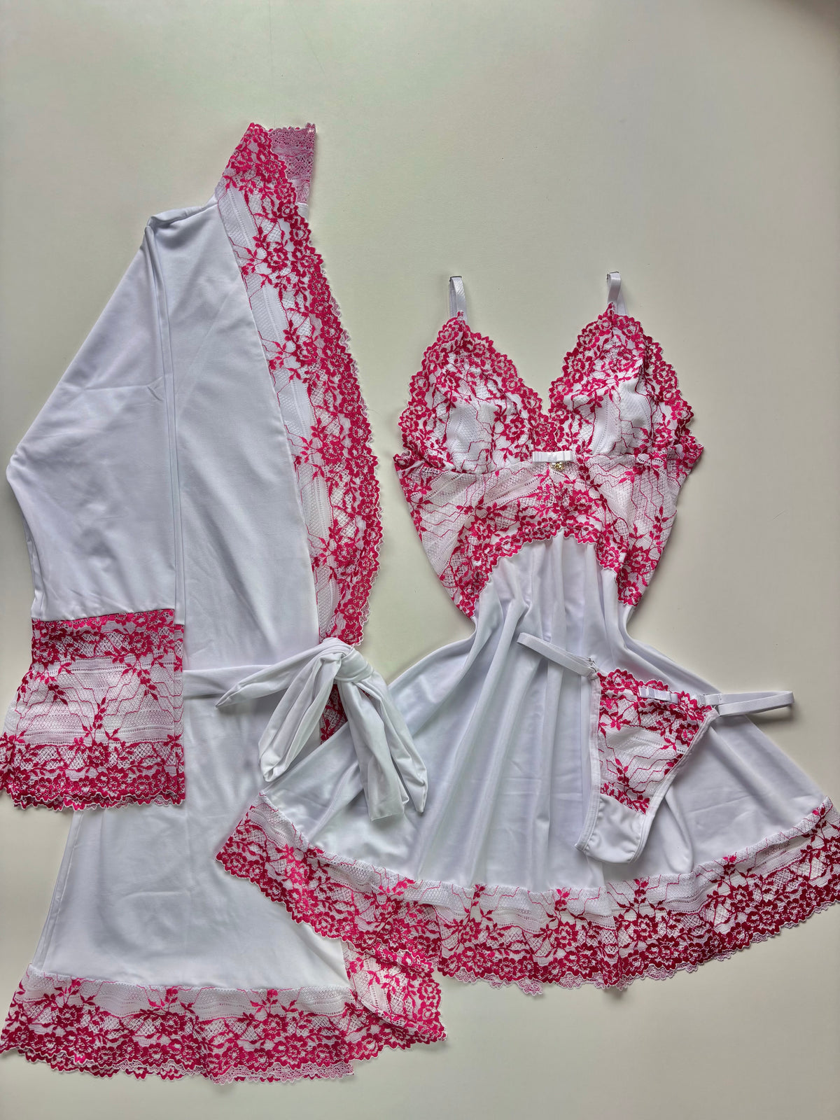 CONJUNTO ROBE CAMISOLA E CALCINHA FIO BRANCO/PINK