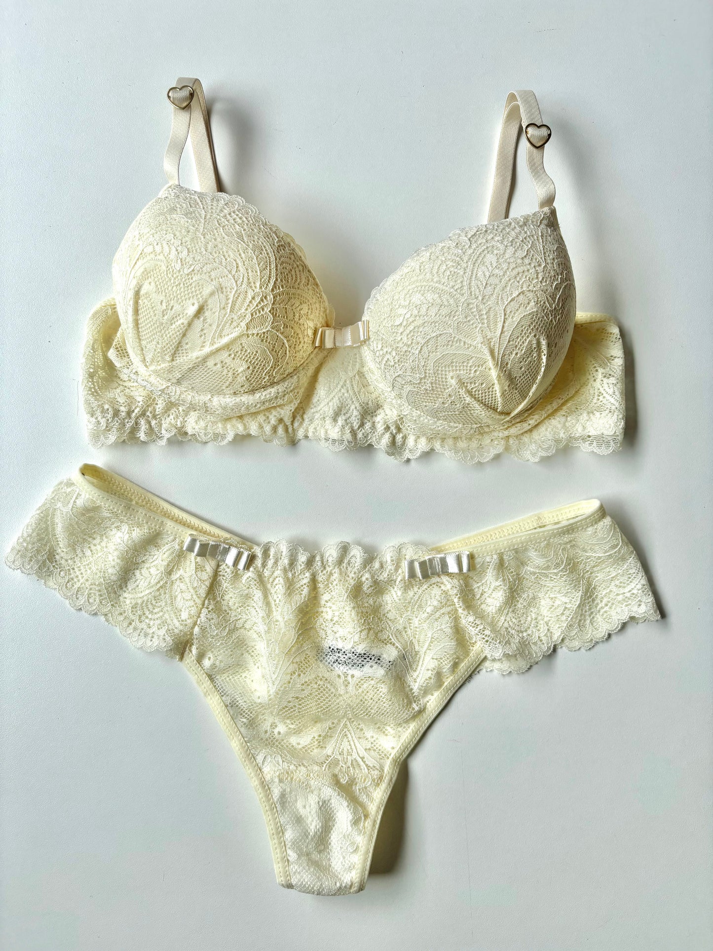 CAMISOLA, CALCINHA E CONJUNTO DE LINGERIE MARFIM