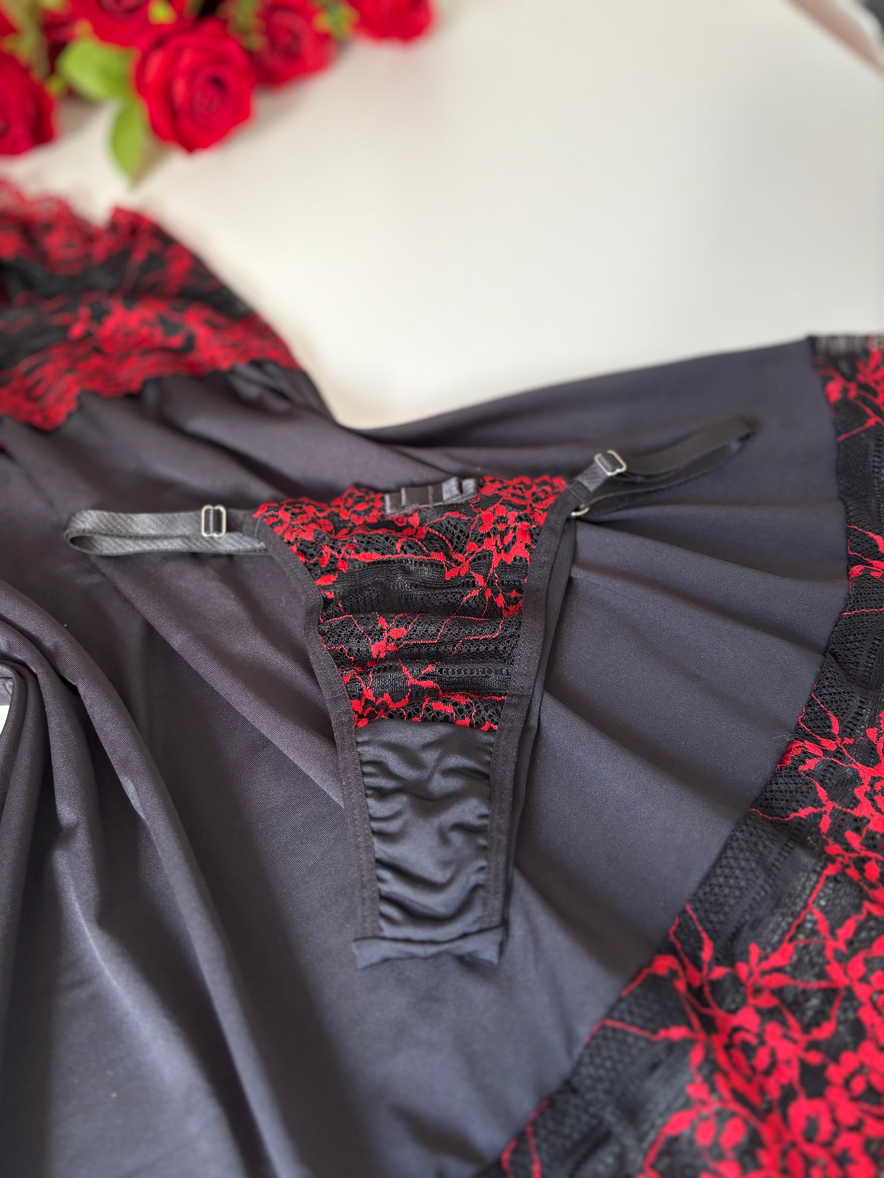 CAMISOLA PRETO/VERMELHO COM CALCINHA FIO