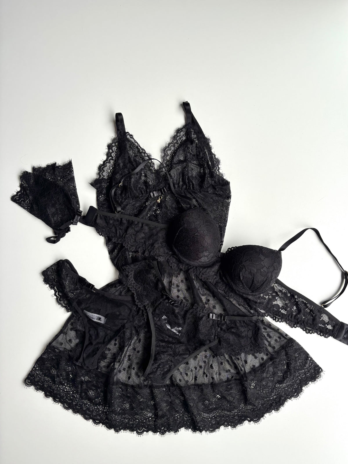 CONJUNTO CAMISOLA CORAÇÕES EM TULE E CONJUNTO DE LINGERIE PRETO