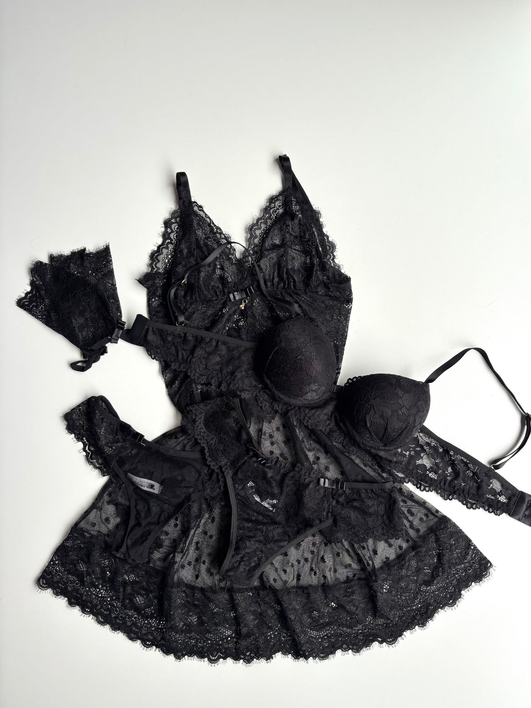 CONJUNTO CAMISOLA CORAÇÕES EM TULE E CONJUNTO DE LINGERIE PRETO