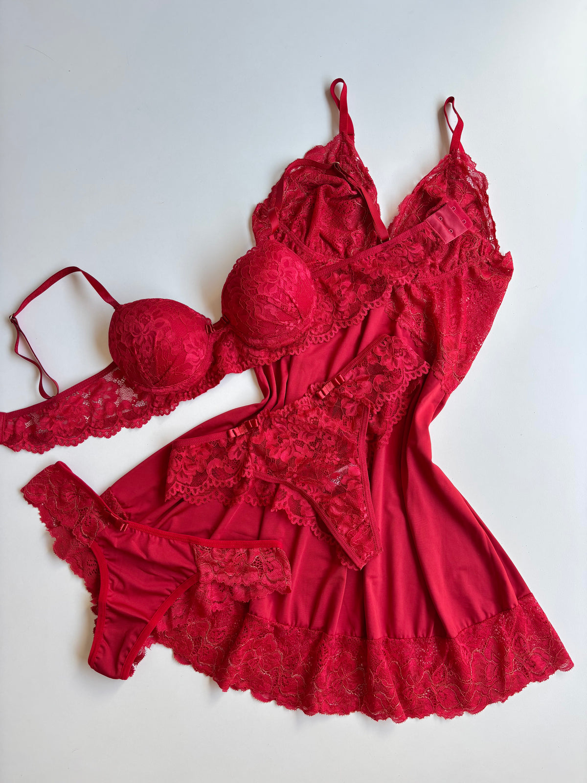 CAMISOLA VERMELHO/DOURADO E CONJUNTO DE LINGERIE VERMELHO