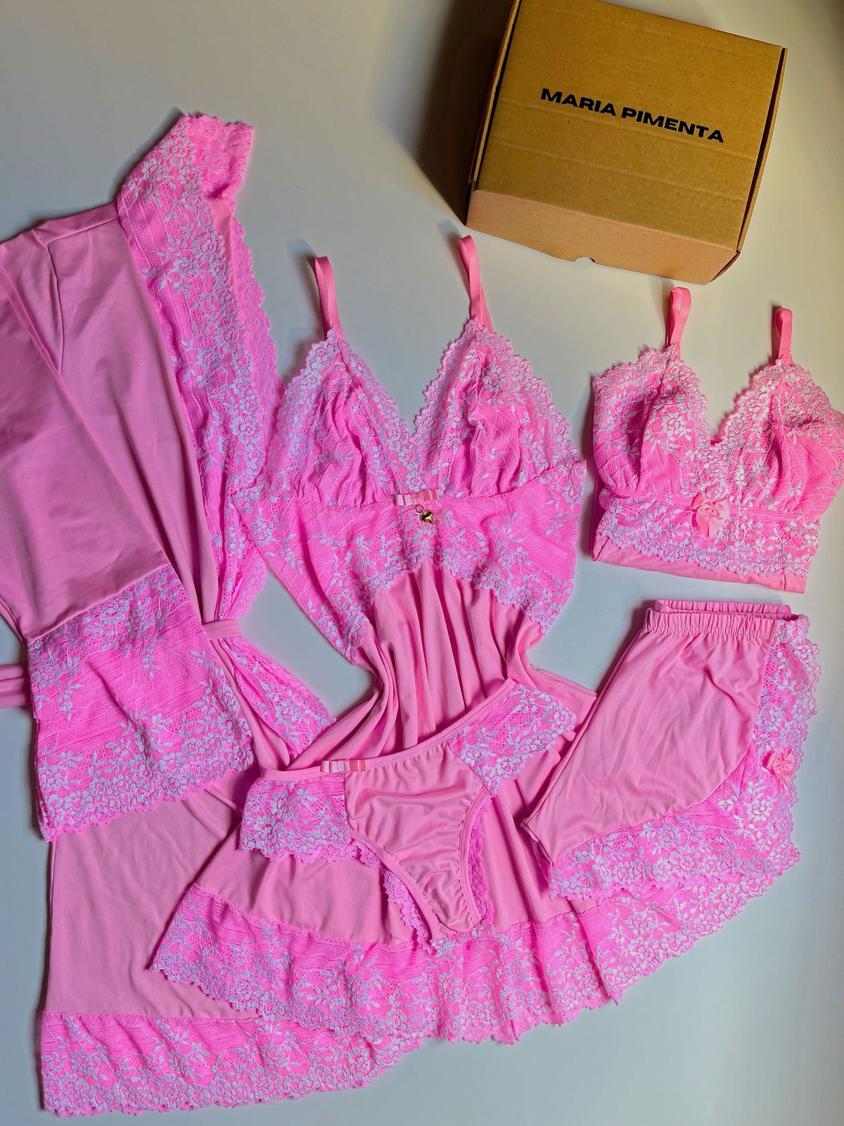CONJUNTO ESPECIAL ROBE, CAMISOLA E BABY DOLL ROSA/BRANCO