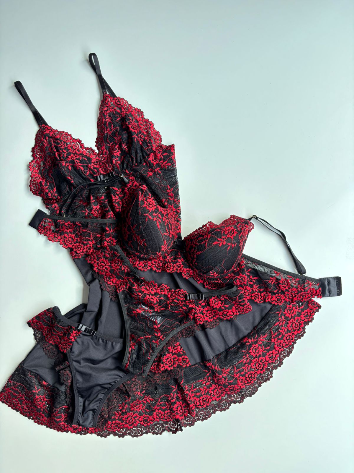 CAMISOLA, CALCINHA E CONJUNTO DE LINGERIE PRETO/VERMELHO