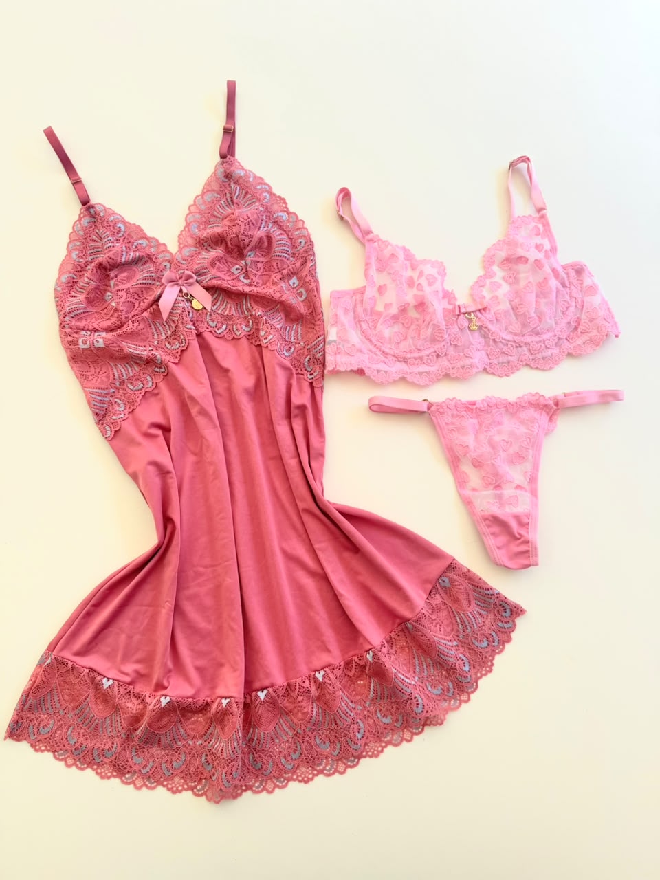 KIT CAMISOLA LUXO ROSA E CONJUNTO DE LINGERIE EM TULE ROSA