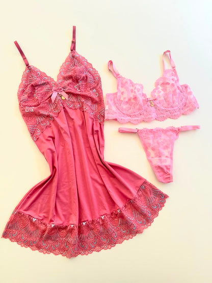 KIT CAMISOLA LUXO ROSA E CONJUNTO DE LINGERIE EM TULE ROSA